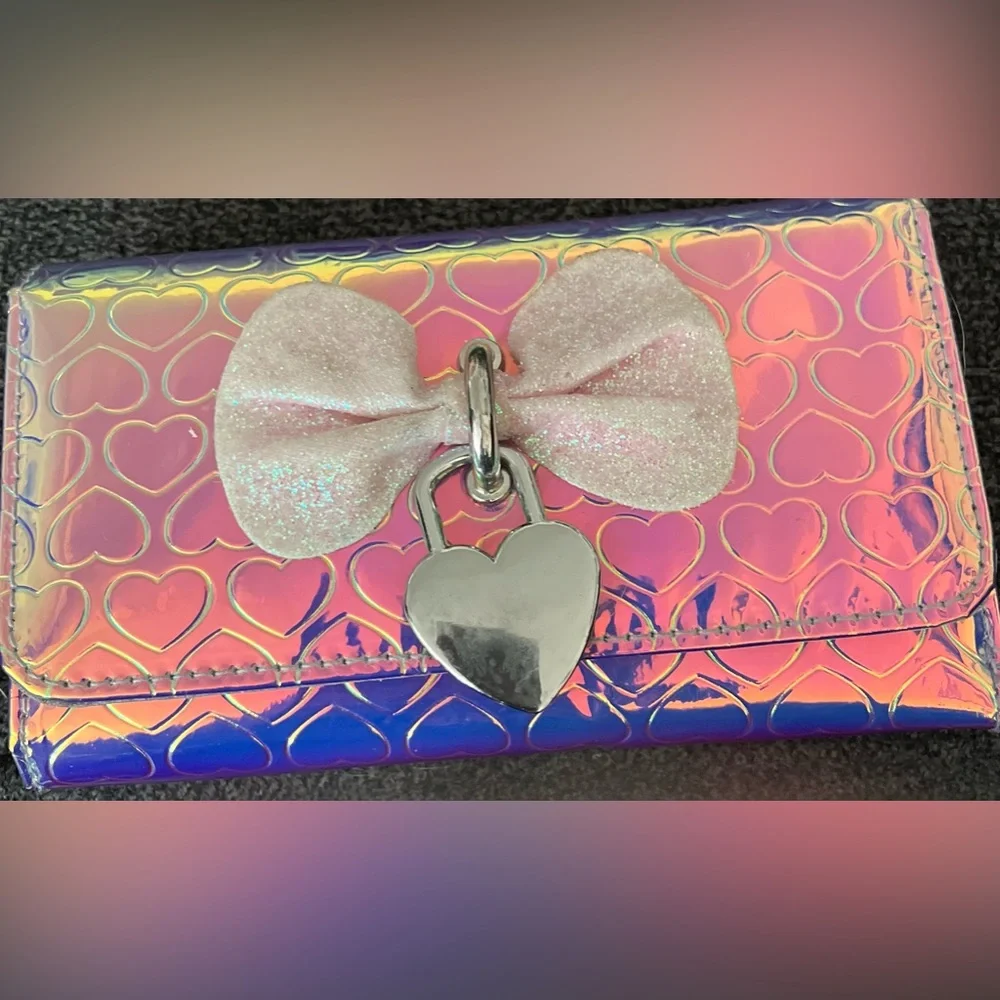Holographic Wallet with Hearts and a Bow - Picture 1 of 4